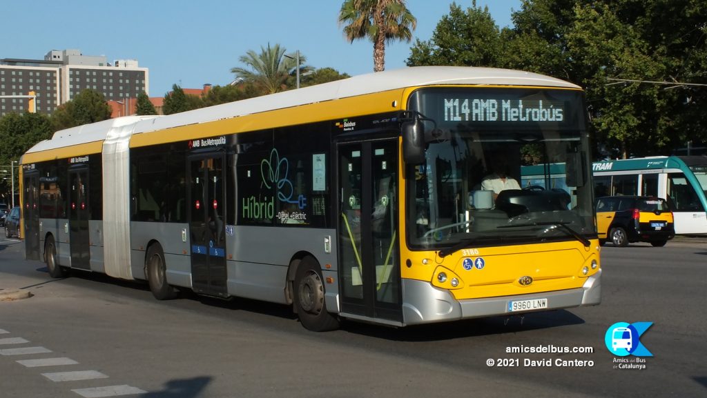 Bus híbrid articulat a la línia M14. Imatge: David Cantero.
